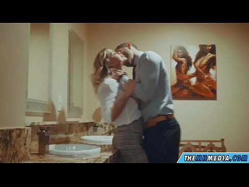 ❤️ Nalika pirang semok seduces sampeyan ing toilet umum ❤ Video porno ing kita% jv.porncomixone.ru% ﹏